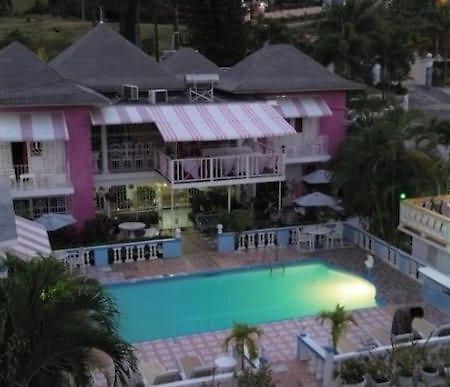 Pink Hibiscus Bed And Breakfast Montego Bay Buitenkant foto