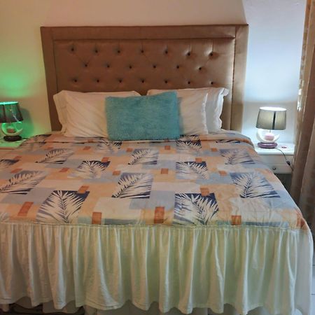 Pink Hibiscus Bed And Breakfast Montego Bay Buitenkant foto