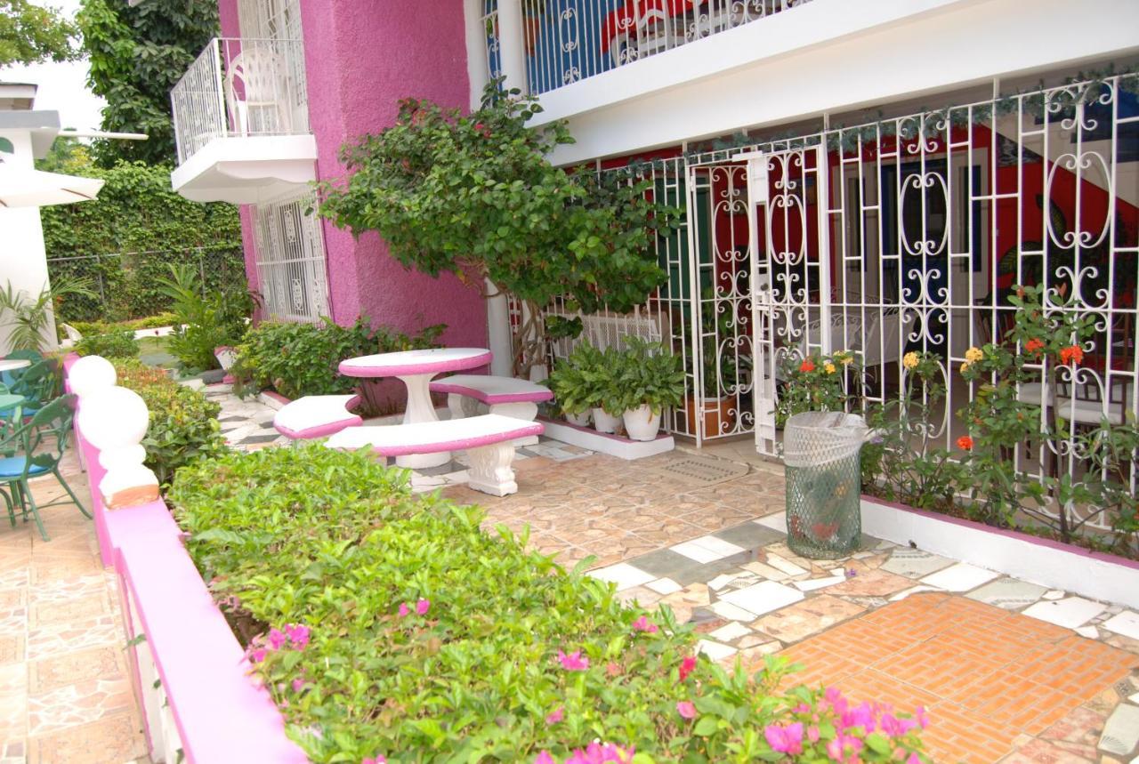 Pink Hibiscus Bed And Breakfast Montego Bay Buitenkant foto