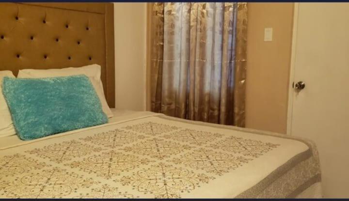 Pink Hibiscus Bed And Breakfast Montego Bay Buitenkant foto