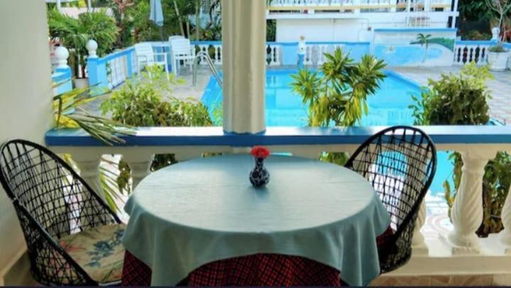 Pink Hibiscus Bed And Breakfast Montego Bay Buitenkant foto