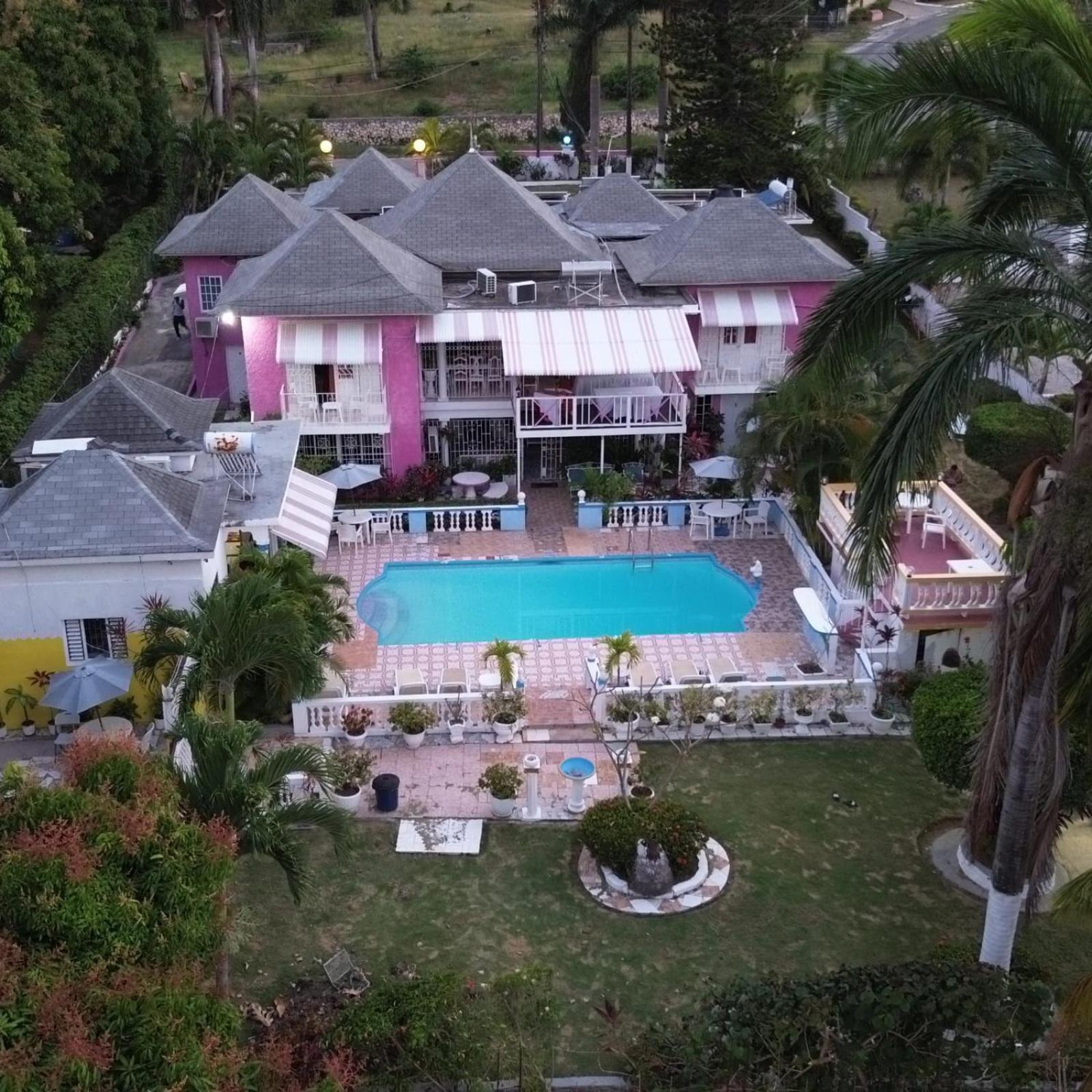 Pink Hibiscus Bed And Breakfast Montego Bay Buitenkant foto