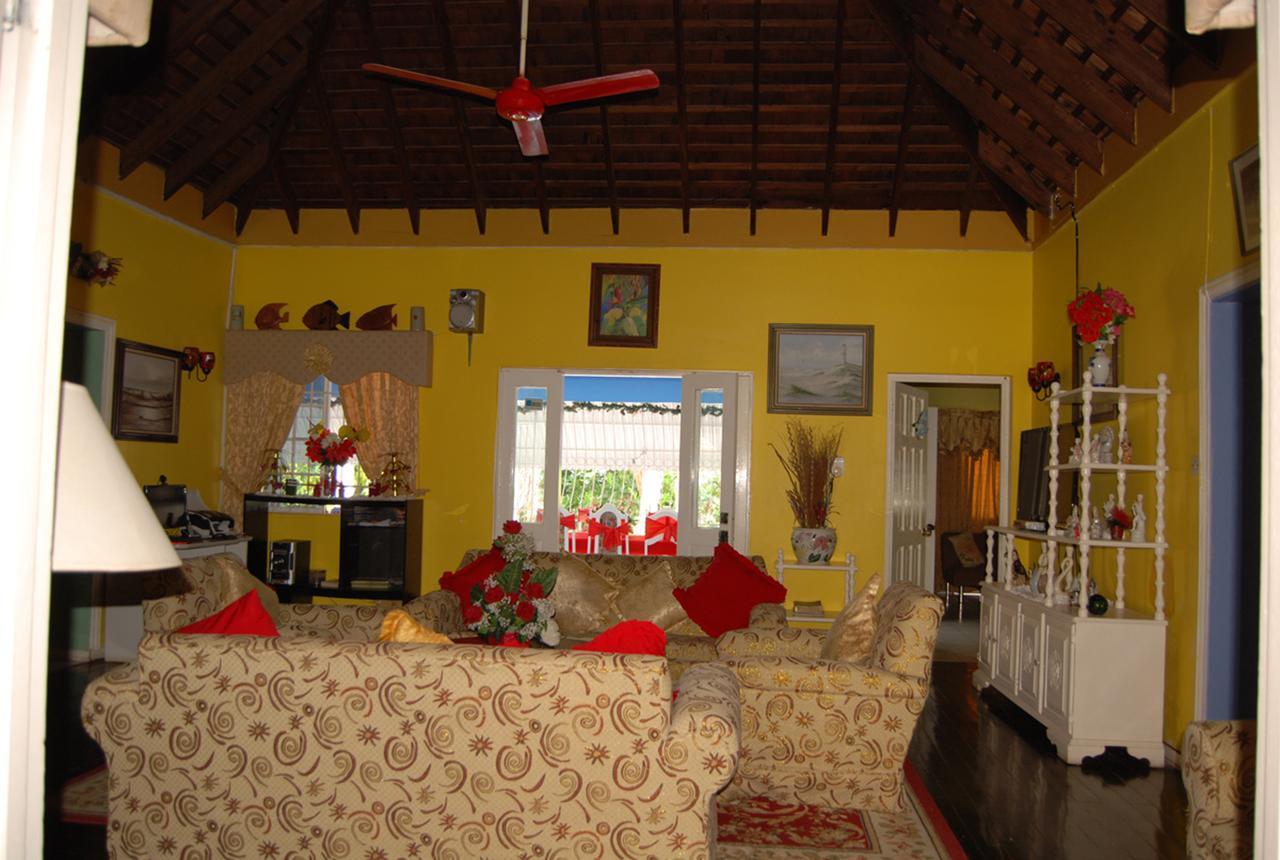 Pink Hibiscus Bed And Breakfast Montego Bay Buitenkant foto