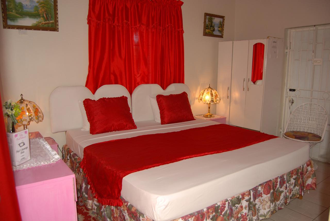 Pink Hibiscus Bed And Breakfast Montego Bay Buitenkant foto