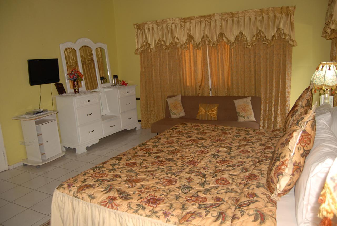 Pink Hibiscus Bed And Breakfast Montego Bay Buitenkant foto