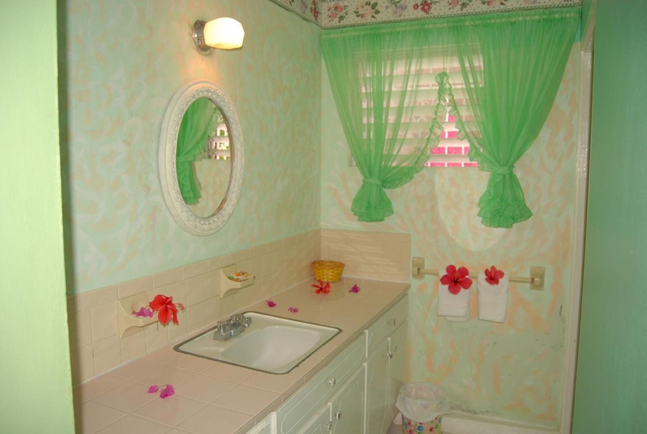 Pink Hibiscus Bed And Breakfast Montego Bay Buitenkant foto
