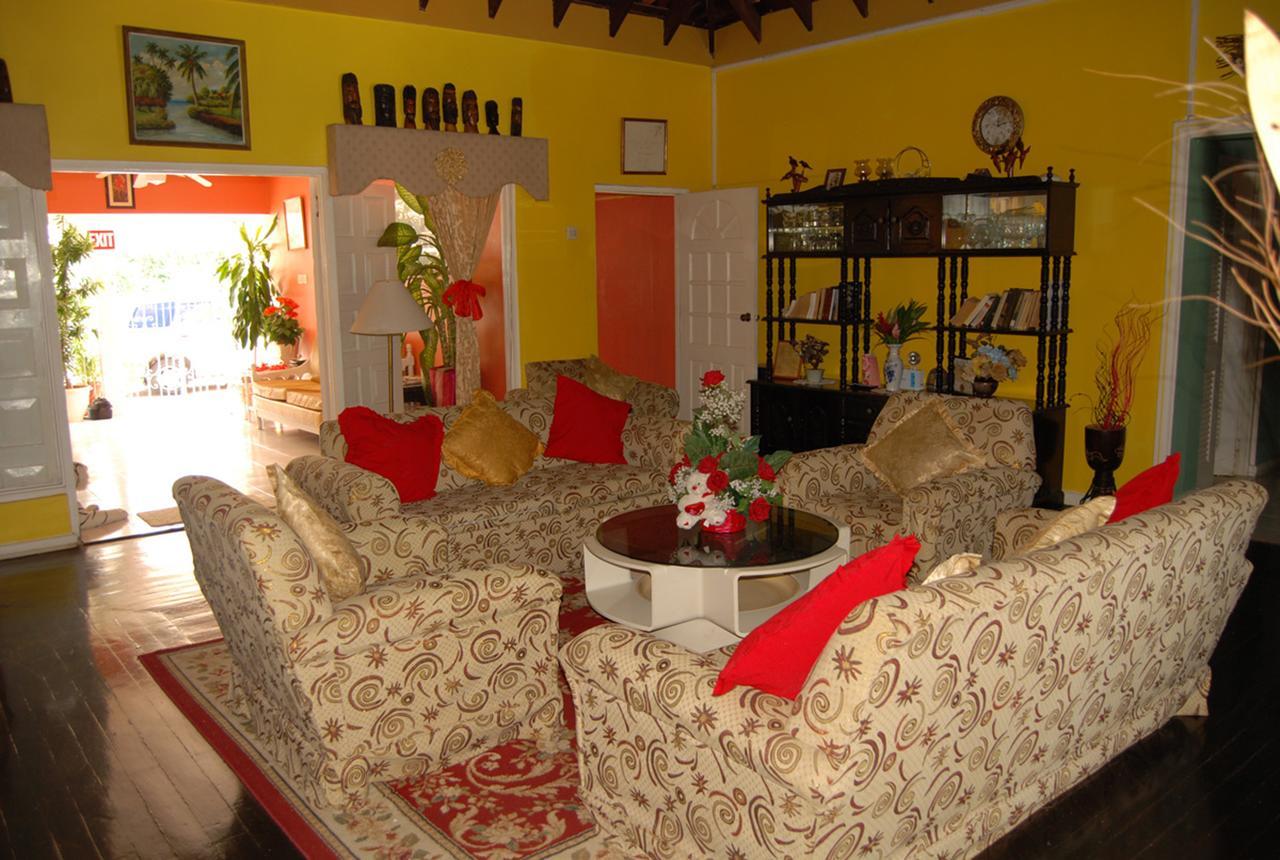 Pink Hibiscus Bed And Breakfast Montego Bay Buitenkant foto